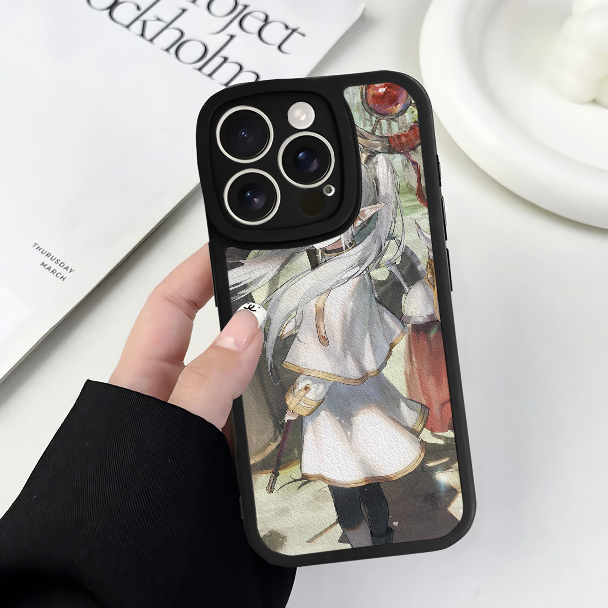 （画像用） 葬送のフリーレン Frieren 【iPhone 16シリーズ対応】シリコンスマホケース（レザー調） 材質：シリコン